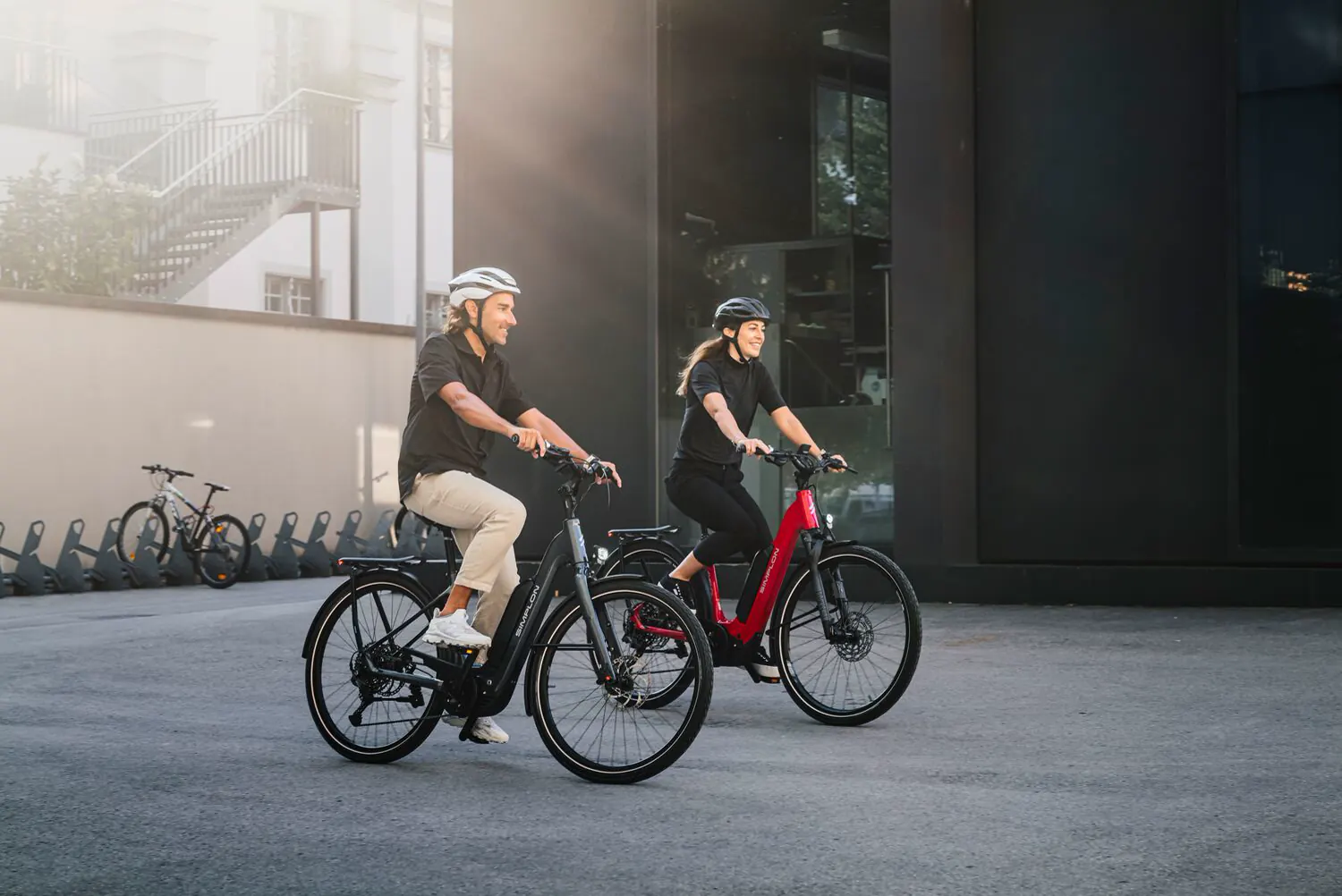 Zwei E-Bikes in der Stadt