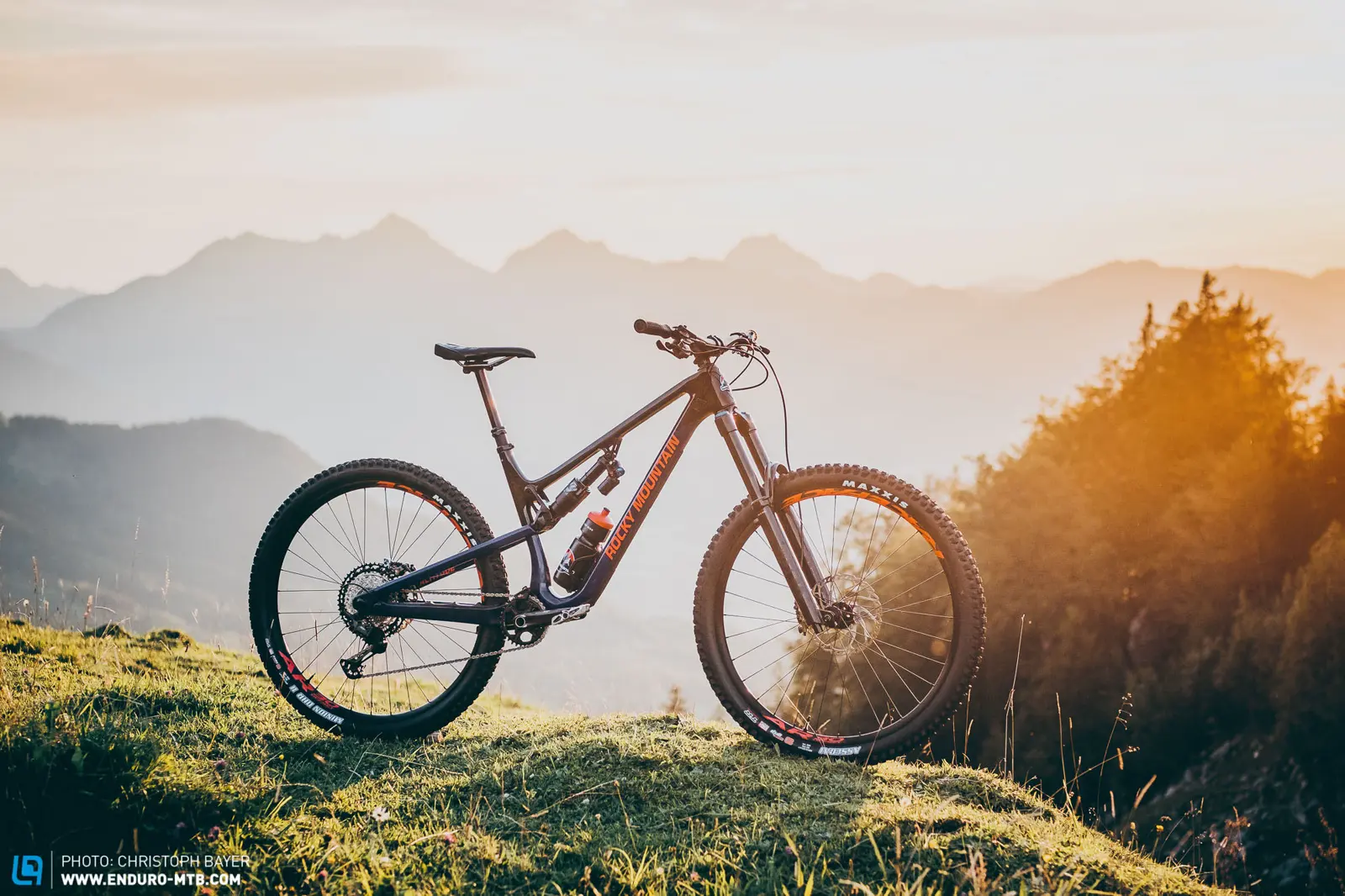 Enduro-Bike in den Bergen bei Sonnenuntergang