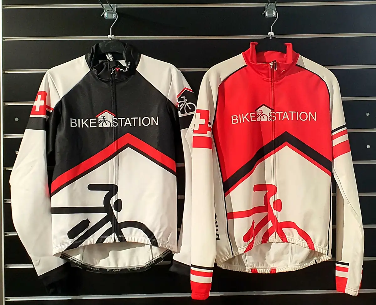 Bike-Station-Jacken in Rot und Weiss
