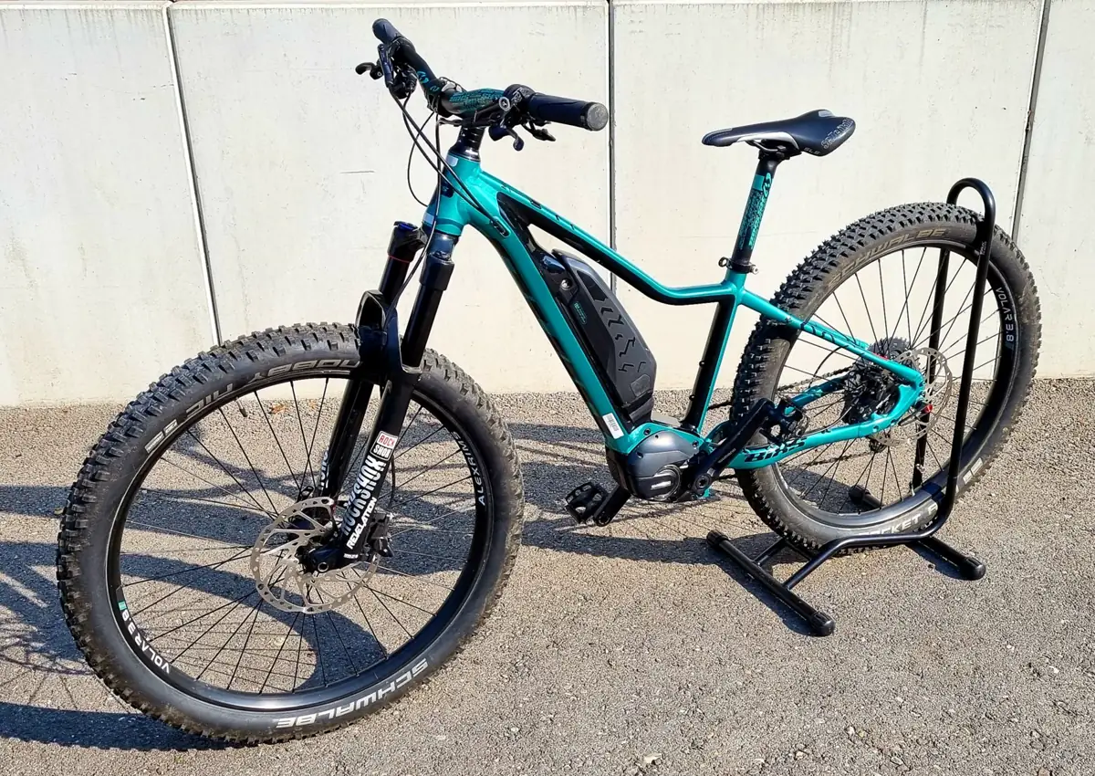 E-Mountainbike vor dem Laden
