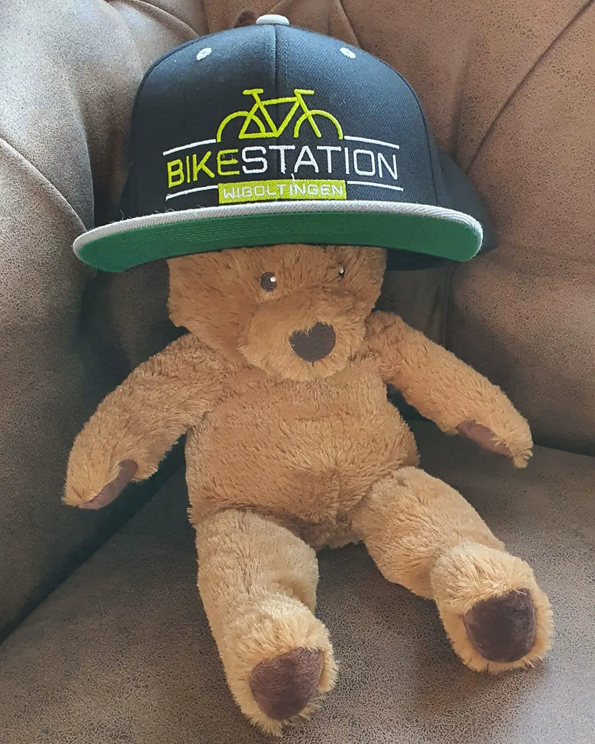 Teddybär mit Bike-Station-Mütze
