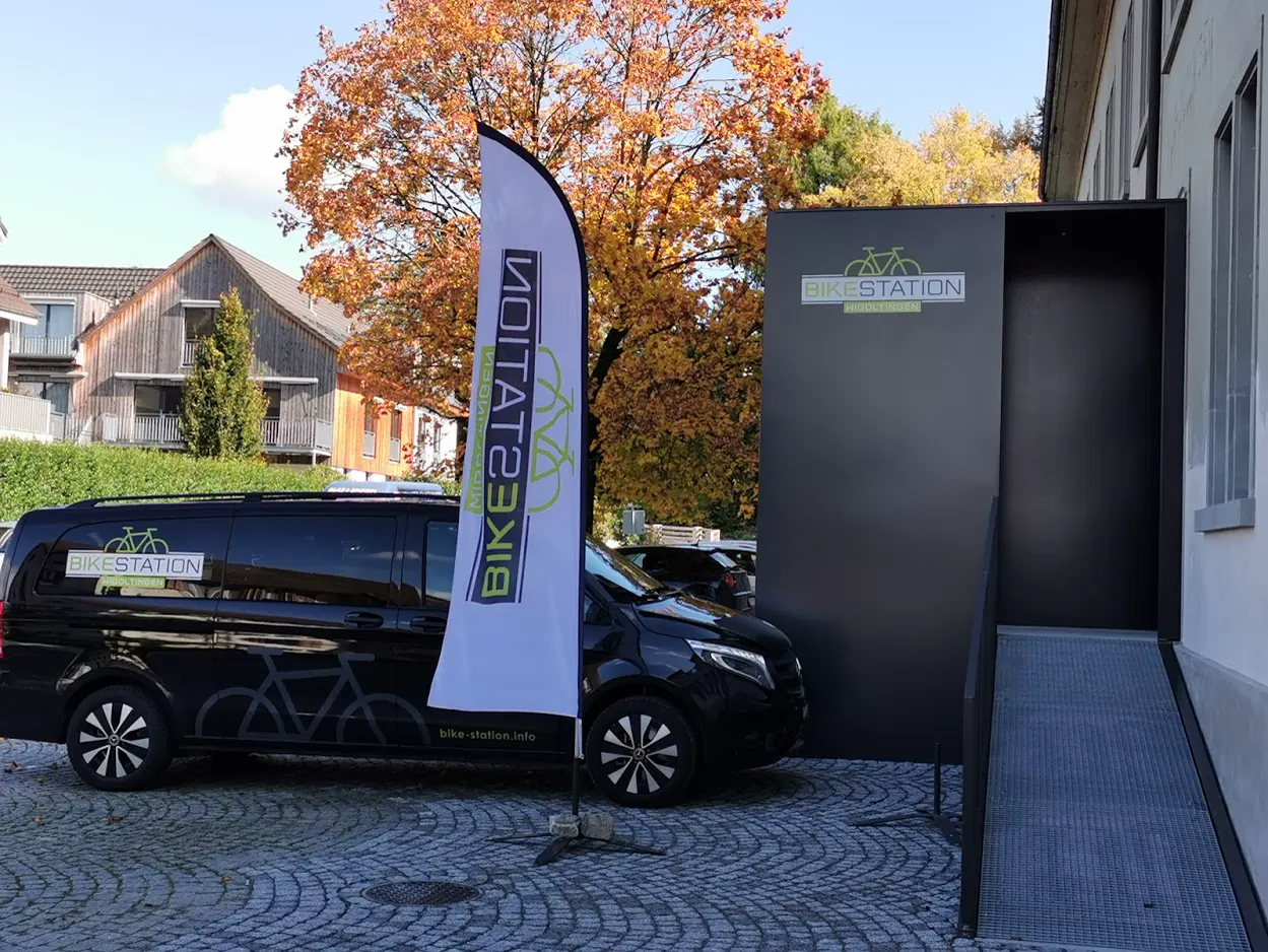 Bike Station Wigoltingen mit Firmenbus und Beachflag