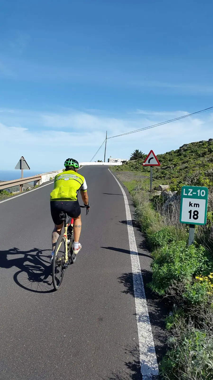 Rennradfahrer am Anstieg