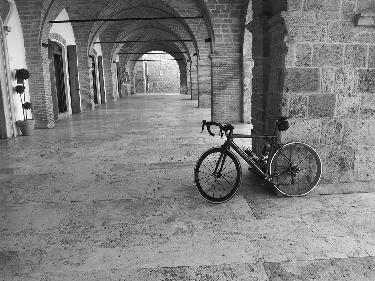 Rennrad unter Arkaden