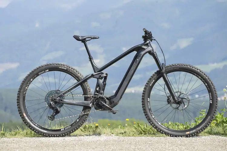 E-Mountainbike vor Bergpanorama