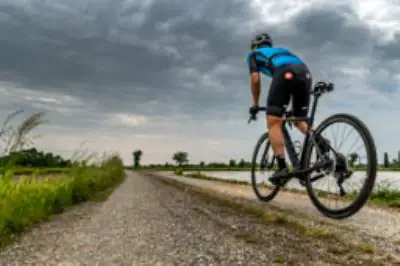 Gravelfahrer auf einem Schotterweg