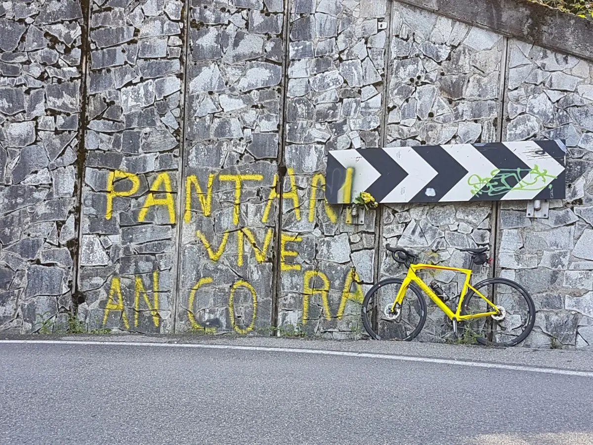 Rennrad vor dem Pantani-Graffiti am Anstieg