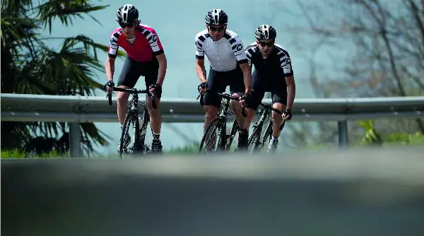 Rennradgruppe in Bike-Station-Trikots