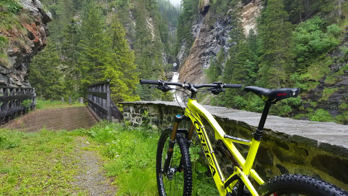 Mountainbike im Bergwald